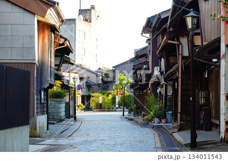 富山県高岡市 金屋町の町並み風景より 富山県高岡市 金屋町の町並み風景より 134011543