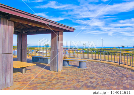 千年希望の丘8号丘東屋から望む海と風車の展望風景 千年希望の丘8号丘東屋から望む海と風車の展望風景 134011611
