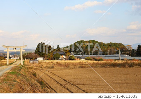 初冬の田園風景と新幹線 九州路 初冬の田園風景と新幹線 九州路 134011635