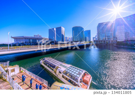 日本の横浜都市景観 新景。賑わうKアリーナやヒルトン横浜、シーバス、水面の煌めき…新時代へ、希望の光 134011805