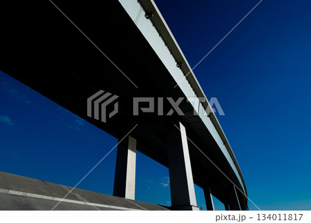青空の下の高速道路と堤防 134011817