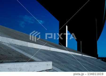 青空の下の高速道路と堤防 青空の下の高速道路と堤防 134011819