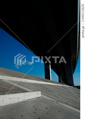 青空の下の高速道路と堤防 134011820