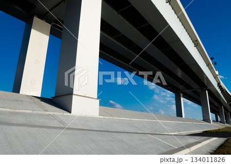 青空の下の高速道路と堤防 青空の下の高速道路と堤防 134011826