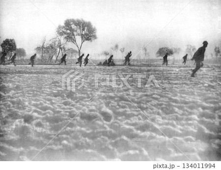 古写真　1937年11月　日中戦争中　山東省の雪原で突撃する日本陸軍 134011994