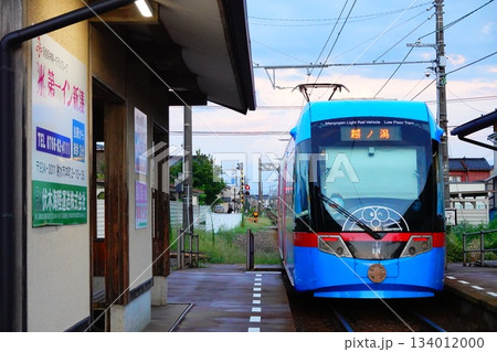 富山県射水市 万葉線 第一イン新湊クロスベイ前駅の風景より 富山県射水市 万葉線 第一イン新湊クロスベイ前駅の風景より 134012000