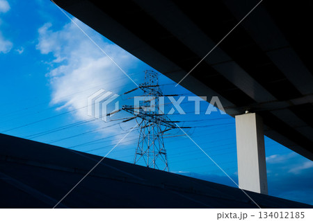 青空の下の高速道路と堤防,ハイウエイのコンストラクト、高速道路の光と影 134012185