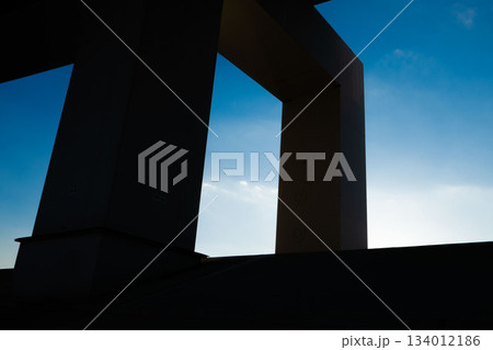 青空の下の高速道路と堤防,ハイウエイのコンストラクト、高速道路の光と影 青空の下の高速道路と堤防,ハイウエイのコンストラクト、高速道路の光と影 134012186