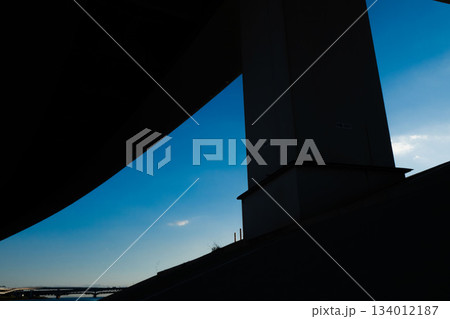 青空の下の高速道路と堤防,ハイウエイのコンストラクト、高速道路の光と影 青空の下の高速道路と堤防,ハイウエイのコンストラクト、高速道路の光と影 134012187