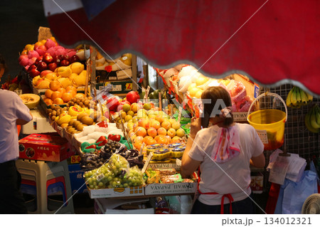 青空市場で売られる、オレンジなどの果物。ほとんどが輸入品。 134012321