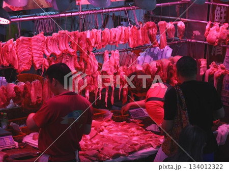 香港の市場の肉屋で売られる豚肉。牛肉や鶏肉より高級で高価。中国人は豚肉が大好きだ 香港の市場の肉屋で売られる豚肉。牛肉や鶏肉より高級で高価。中国人は豚肉が大好きだ 134012322