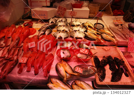 香港島北角の市場で売られる魚。日本ではなじみのない魚も多い 134012327