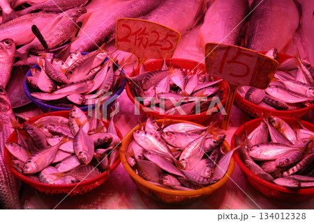 香港島北角の市場で売られる魚。日本ではなじみのない魚も多い 134012328