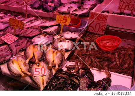 香港島北角の市場で売られる魚。日本ではなじみのない魚も多い 134012334