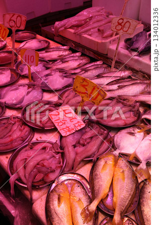 香港島北角の市場で売られる魚。日本ではなじみのない魚も多い 134012336
