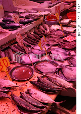 香港島北角の市場で売られる魚。日本ではなじみのない魚も多い 134012337