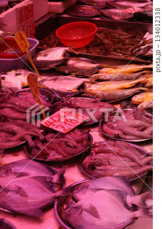 香港島北角の市場で売られる魚。日本ではなじみのない魚も多い 香港島北角の市場で売られる魚。日本ではなじみのない魚も多い 134012338