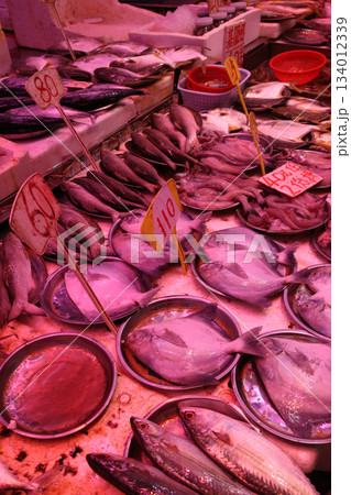 香港島北角の市場で売られる魚。日本ではなじみのない魚も多い 134012339