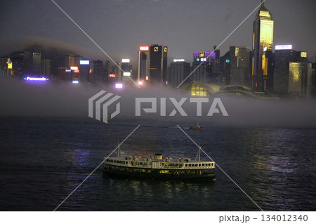 夜の香港ビクトリア湾を航行するスターフェリー 夜の香港ビクトリア湾を航行するスターフェリー 134012340