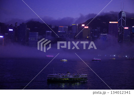 夜の香港ビクトリア湾を航行するスターフェリー 夜の香港ビクトリア湾を航行するスターフェリー 134012341
