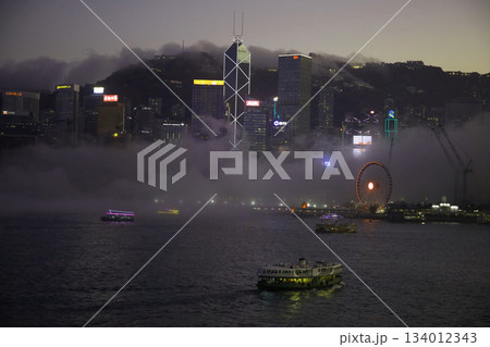 夜の香港ビクトリア湾を航行するスターフェリー 134012343