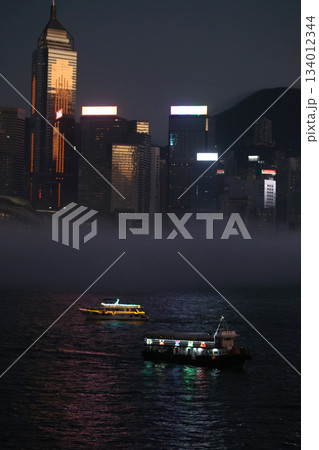 夜の香港ビクトリア湾 夜の香港ビクトリア湾 134012344