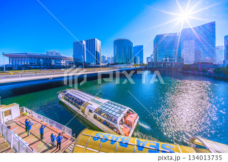 日本の横浜都市景観 新景。賑わうKアリーナやヒルトン横浜、シーバス、水面の煌めき…新時代へ、希望の光 日本の横浜都市景観 新景。賑わうKアリーナやヒルトン横浜、シーバス、水面の煌めき…新時代へ、希望の光 134013735