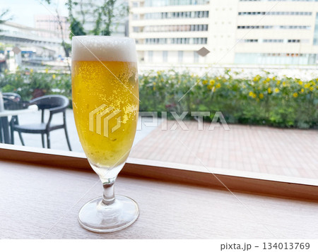 グラスに入った生ビール 冷えた爽やかな一杯 グラスに入った生ビール 冷えた爽やかな一杯 134013769