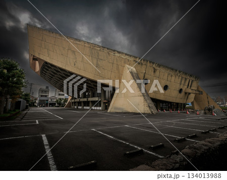 暗雲が立ち込める船の体育館 香川県高松市 暗雲が立ち込める船の体育館 香川県高松市 134013988