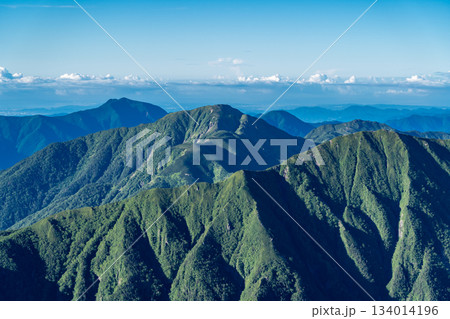 赤石岳の山頂から見る朝焼けの上河内岳　南アルプス赤石岳登山 134014196