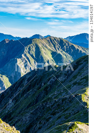 赤石岳の山頂から見る朝焼けの荒川岳（荒川中岳）　南アルプス赤石岳登山 134014197