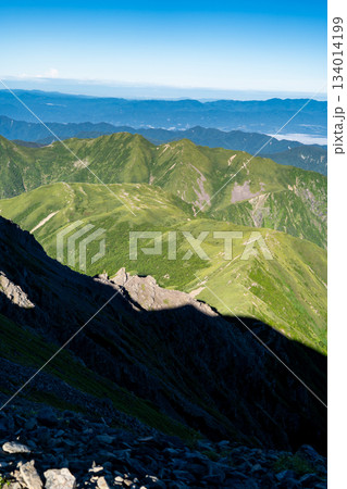 赤石岳の山頂から見る朝焼けの百間平と大沢岳　南アルプス赤石岳登山 134014199