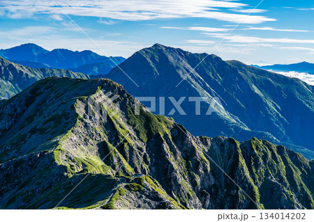 赤石岳の山頂から見る朝焼けの悪沢岳（東岳）　南アルプス赤石岳登山 134014202