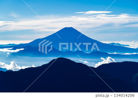 赤石岳の山頂から見る朝焼けの富士山　南アルプス赤石岳登山 134014206