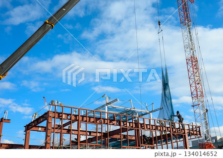 建設現場の安全対策　水平ネットの設置作業 134014652