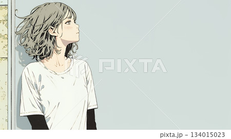 白い壁に向かって考え事をする若い女性