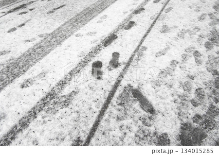 アスファルトの上に積もった雪道 134015285