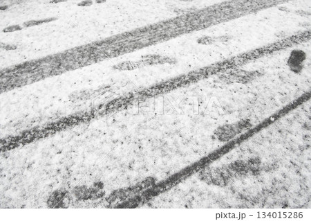 アスファルトの上に積もった雪道 アスファルトの上に積もった雪道 134015286