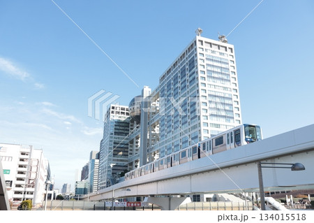 臨海副都心 台場駅付近を走行するゆりかもめ（東京都港区） 134015518