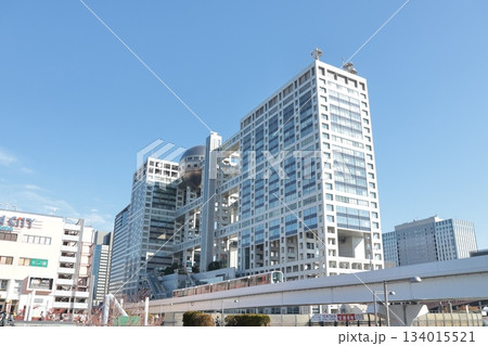 臨海副都心 台場駅付近を走行するゆりかもめ（東京都港区） 134015521