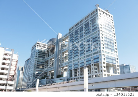 臨海副都心 台場駅付近を走行するゆりかもめ(東京都港区) 臨海副都心 台場駅付近を走行するゆりかもめ(東京都港区) 134015523
