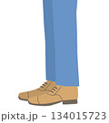 青いスラックスと革靴を履いた男性が立ち止まる様子の足元イラスト 134015723