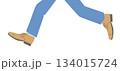 青いスラックスと革靴を履いた男性が走り出してジャンプする様子の足元イラスト 134015724