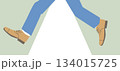 白いラインを跳び越える様子の青いスラックスと革靴を履いた男性の足元イラスト 134015725