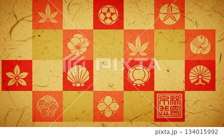 赤と金の市松柄に日本の伝統文様が並ぶ和風背景デザイン 134015992