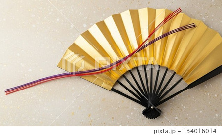 金色の扇子と筆が並ぶ伝統的な和風背景デザイン 金色の扇子と筆が並ぶ伝統的な和風背景デザイン 134016014
