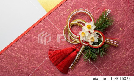 紅白の梅の花と金の波紋が流れる和風の背景 134016028