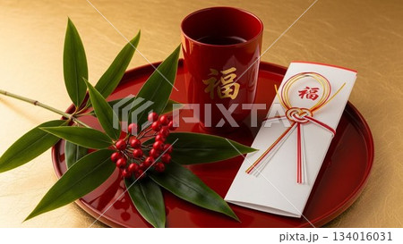祝儀袋と漆器と南天を並べた縁起の良いお正月イメージ 祝儀袋と漆器と南天を並べた縁起の良いお正月イメージ 134016031