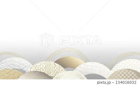 白と金の青海波模様をあしらった落ち着いた和風背景デザイン 134016032