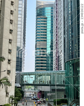 香港モダンビルの連絡通路を歩く朝の出勤様子 香港モダンビルの連絡通路を歩く朝の出勤様子 134016122